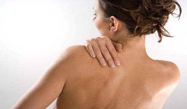 The woman worries about the pain under the left shoulder blade in the back of the back